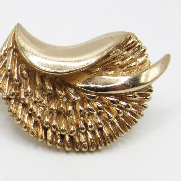 Vintage Crown Trifari Gold Plated Earrings Clip On - Picture 2 of 4